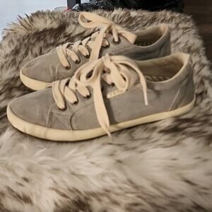 TAOS DISTRESSED CANVAS SNEAKERS LIGHT BLUE SIZE 7.5 💙